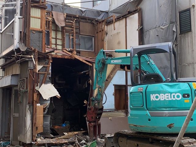 東京都台東区東上野が丘の木造2階建て家屋解体工事中の様子です。